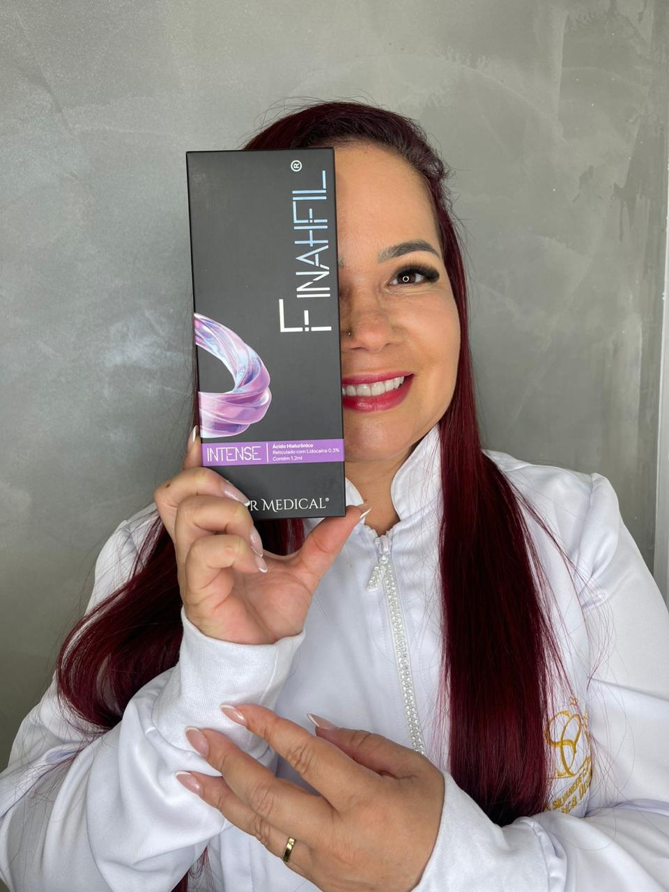 Dra. Silvaneide com produto utilizado nos tratamentos