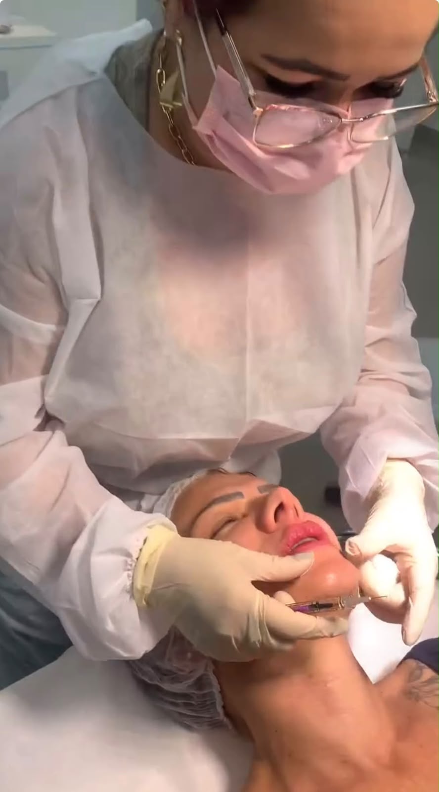 Dra. Silvaneide realizando procedimento facial
